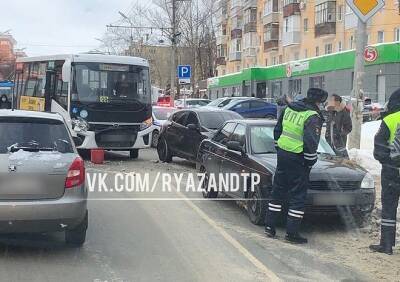 Около Радиоуниверситета произошло массовое ДТП с участием маршрутки