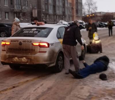 Фото: таксист снес двух пешеходов на зебре в Кудрово
