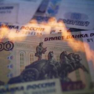 В РФ обвалился фондовый рынок и упал рубль