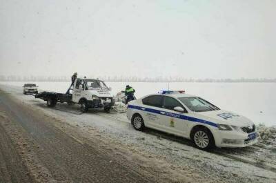 Попавшим в снежные заносы автомобилистам на Кубани помогают сотрудники ДПС - pnp.ru - Москва - Крым - Краснодарский край - Краснодар - район Усть-Лабинский