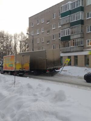 На улице Кирова грузовик сбил дорожный знак