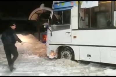 Спасатели устранили последствия оползня на дороге в Сочи