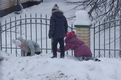 В Тверской области дети играют на «горках» из грязного снега, оставленных коммунальщиками