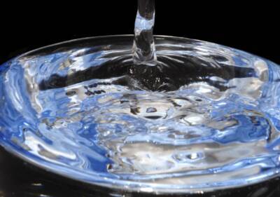 Ученые открыли способность капель воды к левитации над алюминиевой пластиной