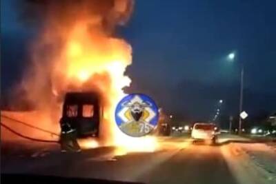 Микроавтобус сгорел на дороге в Засопке недалеко от Читы