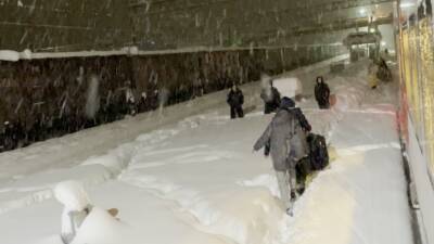 Из вагона — в сугроб: на Кубани пассажиры поезда оказались в снежной ловушке