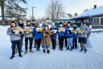 Волонтеры из Ленобласти помогли ветеранам убрать снег и наколоть дрова
