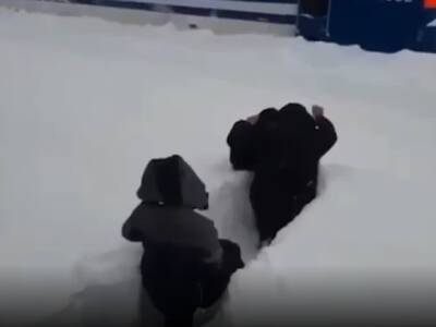 Аномальные снегопады продолжают заваливать сугробами юг России (видео)