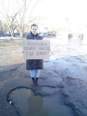 Под Челябинском водители мучаются на нечищенной дороге: улетают в кювет, бьют машины