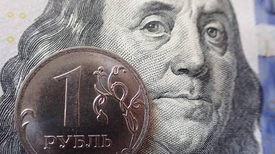 Рубль отвоевал у доллара и евро около 50 копеек