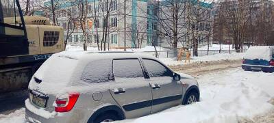 Припаркованная машина мешает устранить аварию на сетях «Водоканала» в Петрозаводске