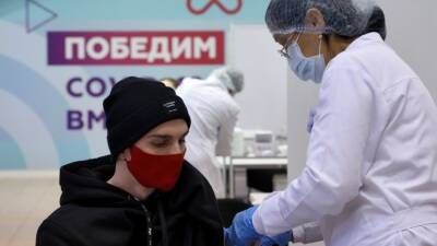 Михаил Мурашко - Виктор Ларичев - В России более 70% взрослого населения вакцинировались от коронавируса - 5-tv.ru - Россия