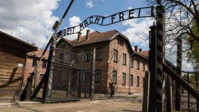 "Зиг хайль": туристка арестована за нацистское приветствие в Освенциме