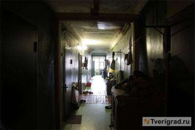 Кошмар Ремесленного проезда: жители аварийного дома в Твери вынуждены терпеть соседство с бомжами и потоки нечистот