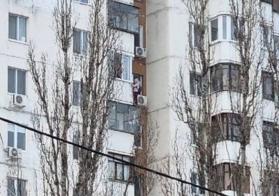 В Белгороде пожарные спасли девочку, вылезшую на козырек балкона на 11-м этаже