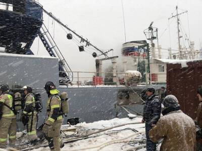 Из-за пожара на судостроительном заводе "Моряк" в Ростове эвакуировали 30 человек