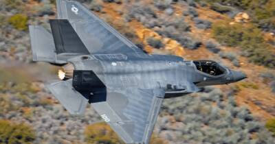 В США сфотографировали стелс-истребители F-35 и F-117 c покрытием хамелеона (фото) - focus.ua - США - Украина - шт. Калифорния