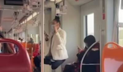 Смертельный трюк: российская циркачка подвесила себя за волосы в шанхайском метро