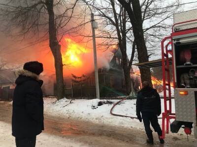 Видео: огонь окутал двухэтажный деревянный дом в Сланцах