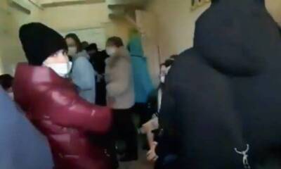На морозе с температурой: россияне выстаивают многочасовые очереди в поликлиники
