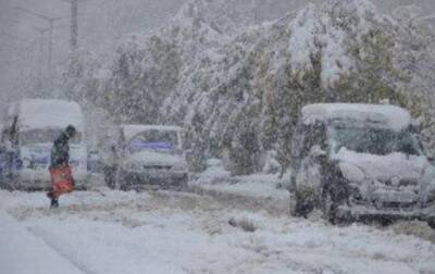 Снегопады в Турции: тысячи людей на дорогах и отмена авиарейсов