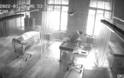 Россиян ужаснуло видео с «ожившим трупом» в тверском морге