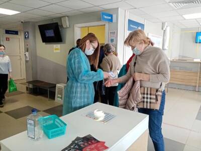 В поликлиниках Гатчины просят помощи волонтеров-медиков из-за вспышки «омикрона»