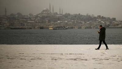 Стамбул парализовала снежная метель