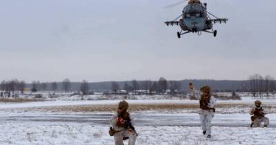 "Закрепились на рубеже": десантники ВСУ провели учения по высадке с вертолетов Ми-8 (видео)
