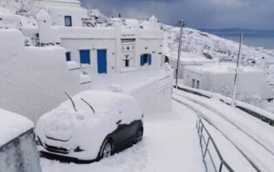 Грецию накрыл зимний шторм: популярные курорты впервые за долгое время засыпало снегом