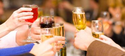 Названы алкогольные напитки, которые защищают от коронавируса