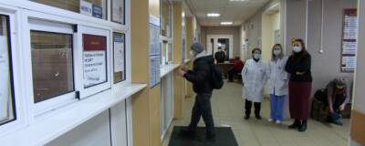 Для пациентов с легкой формой ковида в поликлиниках Петербурга открыли отдельные входы