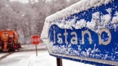 Снегопад в Стамбуле парализовал работу аэропорта и движение на дорогах