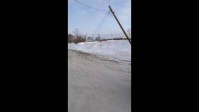 Накренившийся столб с провисшими проводами красуется в Ново-Александровске