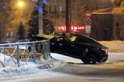 Кроссовер BMW X6 повис над подземным переходом в Новосибирске