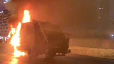 В Санкт-Петербурге сгорел мусоровоз — видео