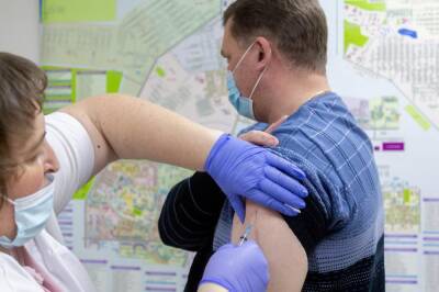 Пробивается сквозь вакцину: названы пять главных симптомов «омикрона» у привитых россиян
