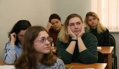 Владимир Якушев поздравил студентов с праздником