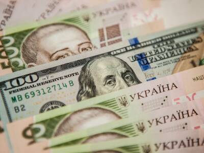 Гривна подешевела к доллару, но подорожала к евро и рублю