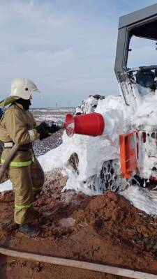 В Астраханской области загорелся дорожный каток