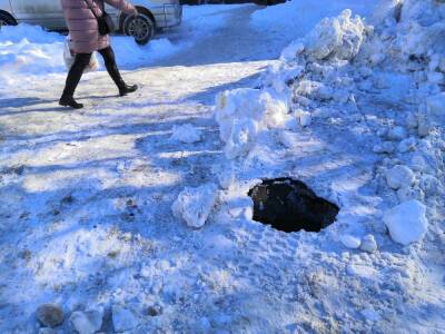 Снег скрывает яму метровой глубины на пешеходной дорожке в Южно-Сахалинске