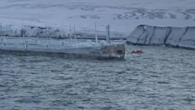 Больше месяца спасатели вручную снимали с мели в Арктике полные танкеры
