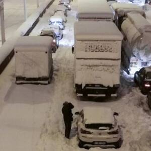 Снегопад в Греции заблокировал тысячи авто. Фото