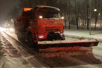45 единиц техники и 50 человек убирают псковские улицы от снега