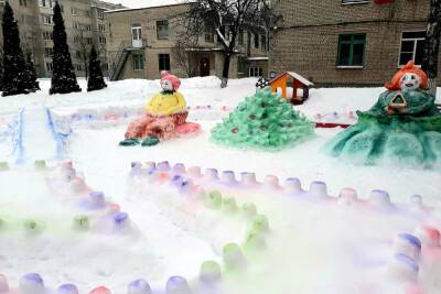 Территории детских садов Тамбова украсили снежными фигурами
