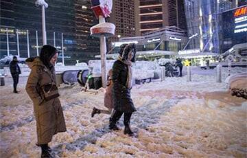 Стамбул засыпало снегом: аэропорт закрыт, дороги заблокированы