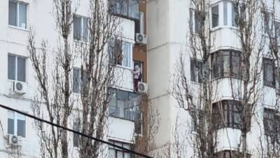 В Белгороде пожарные спасли девочку, забравшуюся на козырек балкона 11 этажа