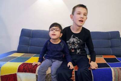 В Омске брату и сестре с генетическим заболеванием нужна помощь