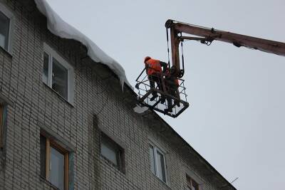 В областном центре от снега и сосулек очистили 171 кровлю многоквартирных домов