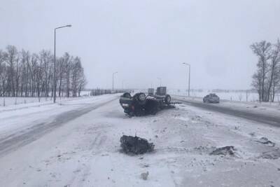 Внедорожник лег на крышу после столкновения с тягачом в Белгородской области